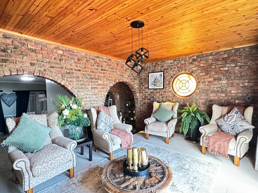 6 Bedroom Property for Sale in Heiderand Western Cape